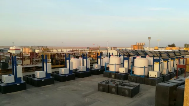 En la primera etapa instalaron un centenar de bombas dosificadoras inteligentes en medio del desierto. 