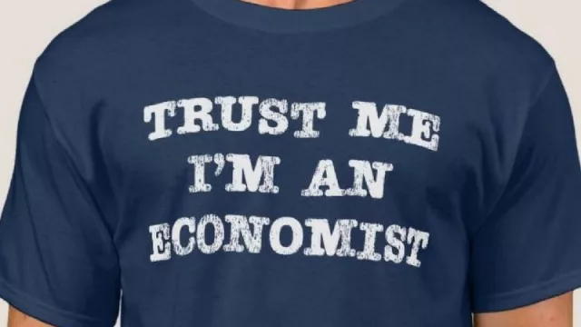 ¡Los descubrimos! Revelamos la camiseta que tienen puesta los economistas cordobeses