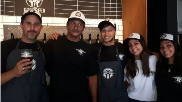 El equipo de Aton Beer, la fábrica-pub que estará en Villa Allende.