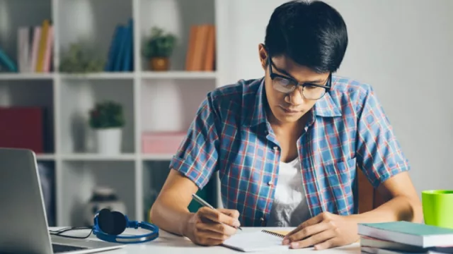 Por los altos costos de estudiar en Córdoba, más chicos del interior eligen cursar a distancia