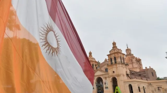 La bandera oficial de la ciudad ya flamea en el cielo cordobés