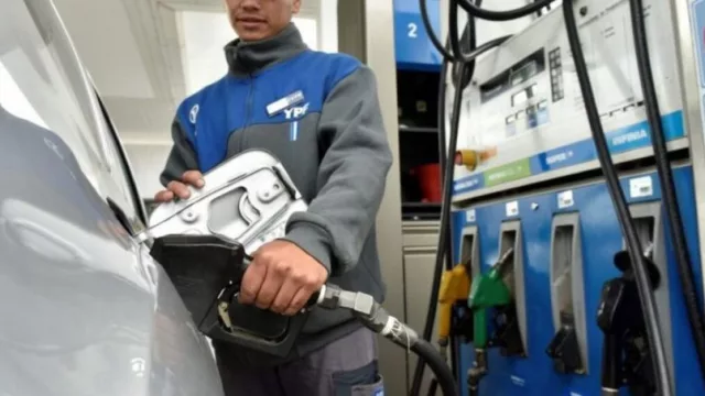 Aumento de nafta: precio de llenar el tanque de un auto como Cronos