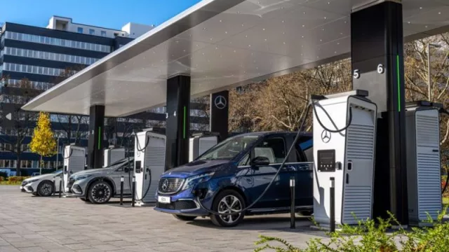 Así se ve la primera "electrolinera" del mundo: Mercedes-Benz inaugura la primera estación para autos eléctricos (vendrán otras 1.999)