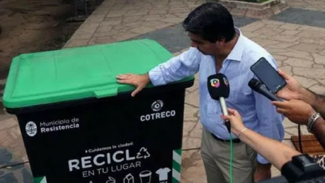 El intendente de Resistencia, Jorge Milton Capitanich, en una de las 'islas ecológicas'.