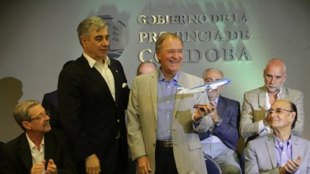 El presidente de Aerolíneas, Mario Dell’ Acqua le obsequió al gobernador Juan Schiaretti una réplica del Boeing 737 MAX.