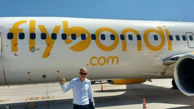 Julian Cook, CEO de Flybondi en la pista de 'El Plumerillo'.