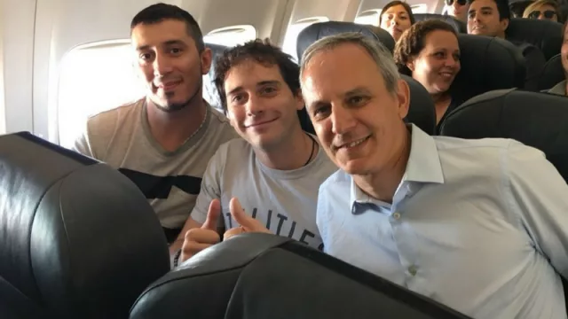 El número uno de Flybondi junto a los pasajeros en el primero vuelo Córdoba-Mendoza. Foto: Andrés Taccone.