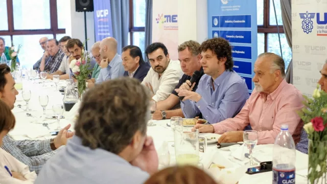 60 empresarios... ¿y ninguna flor? (bienvenida al funcionario, proyectos y políticas)