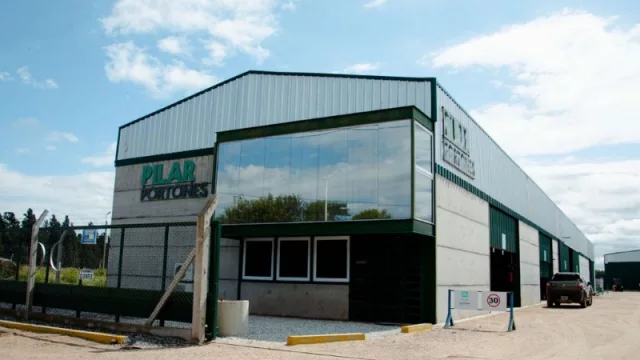 De una herrería en el patio de una casa a robots que sueldan (para pasar de cinco a más de 200 portones por mes)