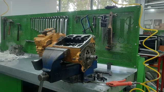 Cómo es Full Diésel (en Colonia Caroya): más que un taller, un laboratorio de reparación de bombas inyectoras para el campo