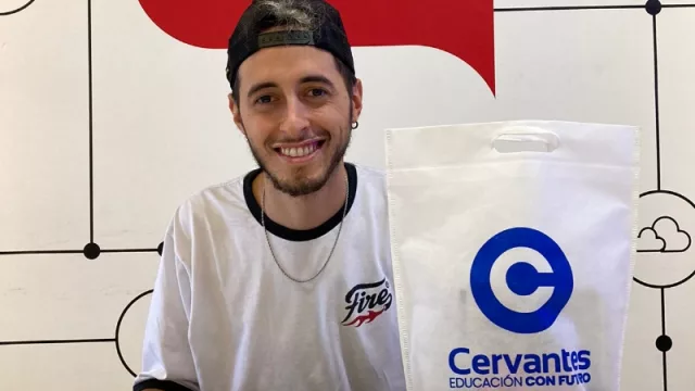 Eddie Frari, el ganador de El Mundial de los Instagramers 2023, ya tiene en sus manos el flamante contador de Smiirl (y otros regalos de Cervantes)