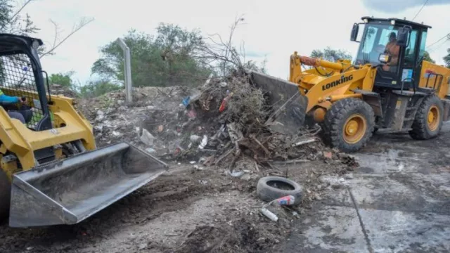 Eliminan 148 toneladas de basura que bloqueaba una calle en Villa La Tela