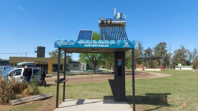 Orfeda, la empresa cordobesa que se encarga de diseñar “paradas” sustentables para plazas (desde dispensers de agua y estaciones USB)