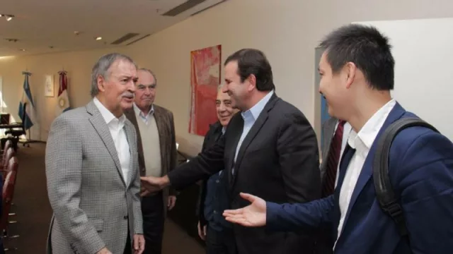 El gobernador Schiaretti recibió en su despacho a los representantes de la empresa china.
