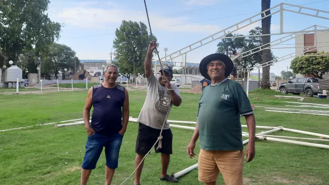 Los Muchachuchos: la parrilla que vendió 8 mil choripanes en una noche  (y es tradición en las  afueras del  Festival de Jesús María)