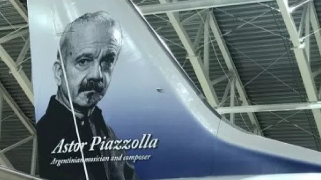 Hoy llega el primer 737 800 de Norwegian Air Argentina (con el gran Piazzolla en su ala de cola)