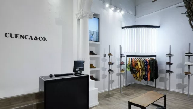 Los calzados de Cuenca & Co se paran frente a Patio Olmos (Obispo Trejo 383)