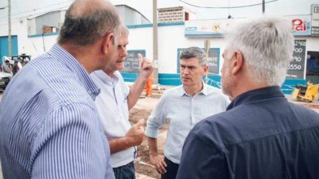 Passerini supervisó los trabajos de reparación de desagües pluviales en Vélez Sarsfield esquina Lázaro Langer