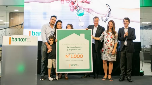 La familia beneficiada con el crédito de Bancor construcción está integrada por Alejandra Juri, su esposo Santiago Gómez y sus dos hijos. 