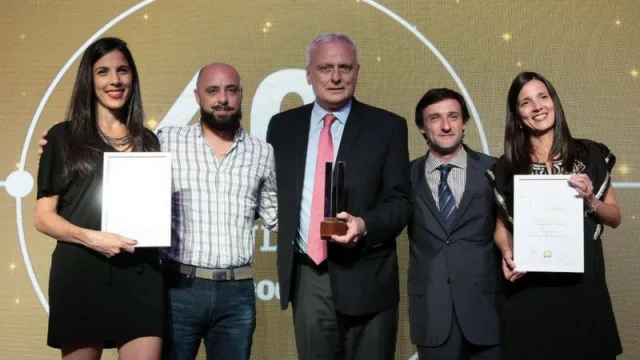 Natalia Cascardo y Alejandro Coggiola, representando a Apex; el Dr. Juan Carlos Parola junto a Marcelo Echepare, ambos del Sanatorio Allende, y Eugenia Patiño, de Naranja.
