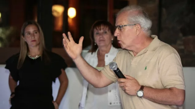 Jorge Piña, uno de los fundadores del grupo, durante el brindis