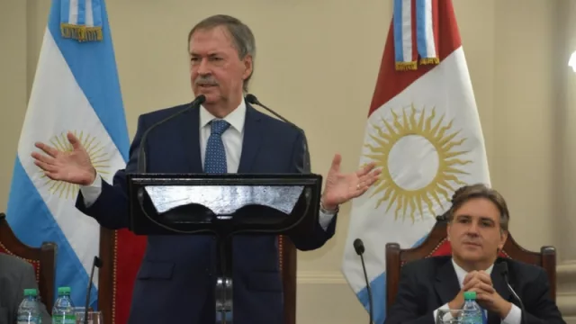 Juan Schiaretti y, sentado a su izquierda, Martín Llaryora, en la Unicameral, al inaugurar las sesiones de 2016. Un mes antes los legisladores habían aprobado los cambios impositivos.