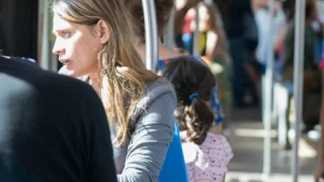 Al camino de la movilidad inclusiva le faltan muchos Km: de noche el 75% de las mujeres cambia su medio de transporte  por miedo e inseguridad