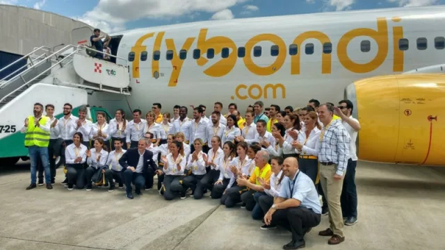 Flybondi presentó su primer avión y su equipo en Córdoba (COR-EPA a $ 600 y COR-MDZ a $ 500 el tramo)