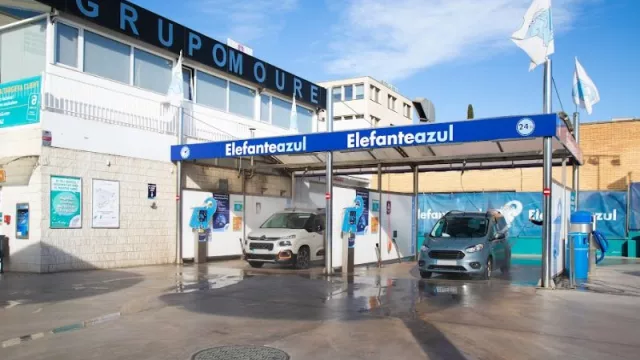 Un centro de lavado de coches consume entre 50 y 60 litros de agua por ciclo (mientras que en casa puede alcanzar los 400 litros)