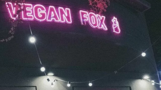 El fast-food Vegan Fox estrena su salón con freestyle-art y entretenimiento