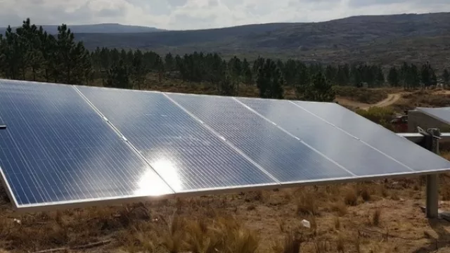 Allí donde Epec no llega, un loteo en las sierras ya se abastece de energía eléctrica con la luz solar