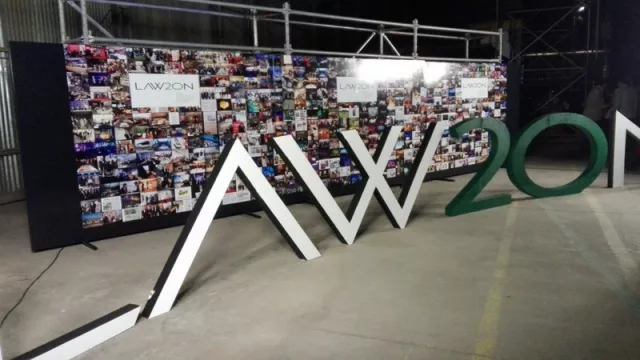 Un enorme banner memoraba con imágenes los cientos de eventos realizados por la agencia