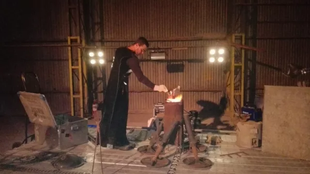 Al ingreso se entregaron piezas de metal que luego se fundían a la vista de los invitados