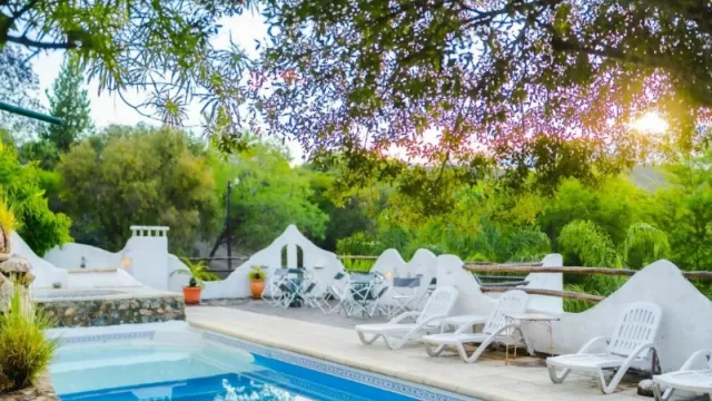 Arquitectura mediterránea en La Serranita (“Soles Blancos” ofrece relax, desayuno de campo, jacuzzi, piscina tipo playa y masajes)