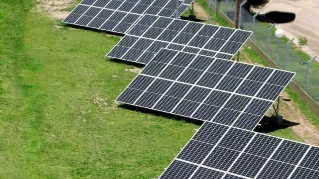 Hins lo hizo de nuevo: Arroyo Cabral ya tiene su Parque Solar Comunitario (energía para 45 familias)