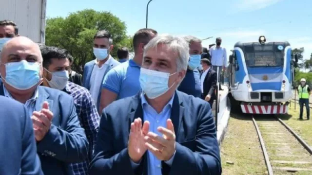 Llaryora participó del viaje inaugural del Ferrourbano