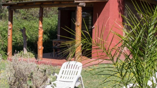 Las Pircas, un modelo presente en La Serranita (tres cabañas con muros de piedras para disfrutar, con una excelente vista a las sierras de Paravachasca)