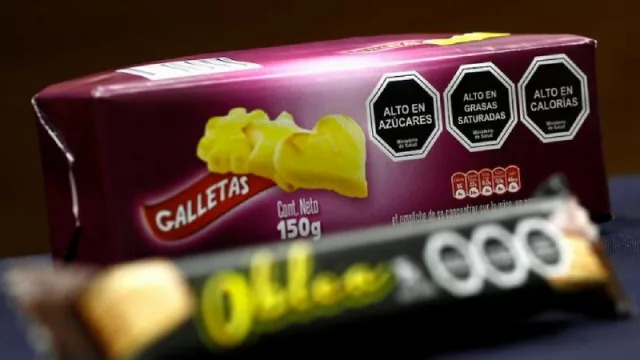 Así es el etiquetado para alimentos envasados que aprobó el Congreso chileno. 