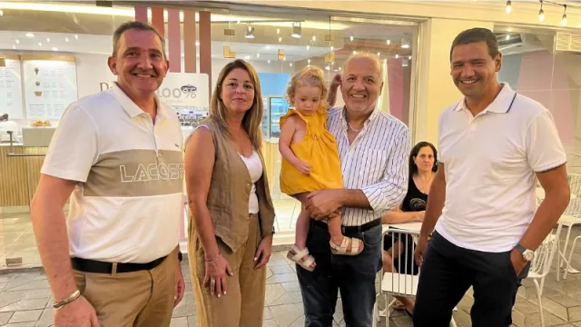 A la izquierda: Andrés y Ana Laura franquiciados. Nestor, con su nieta Martina y Claudio, de Café Fundador.