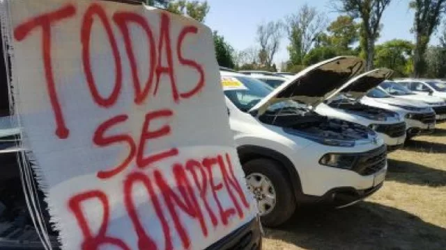En la protesta algunos dueños levantaron los capots de los cuales colgaron carteles con leyendas del tipo ´Todas (las Toro) se rompen´. 