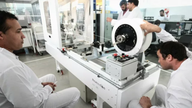 Una máquina de diseño propio realiza el trenzado de hilos de plata que llevan las prótesis.