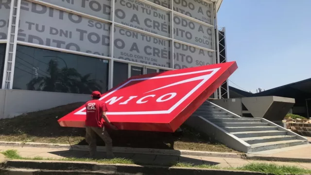 Nico Calzados monta un localazo outlet en el ex Tagle - Renault de Sagrada Familia y Colón. Justo al frente (donde era Avant) está Stock Center con lo que se forma un 'polo del calzado' en esa esquina.