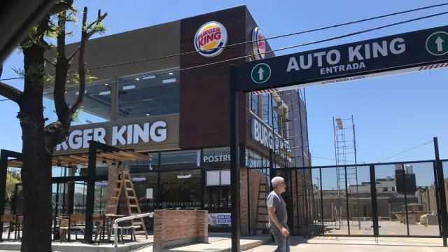 Auto Mac no estará más sólo sobre Av. Nuñez: el localazo de Burger King que abre frente a La 14 (junto a Onas) tendra su Auto King para llevarte hamburguesas sin bajarte del coche.