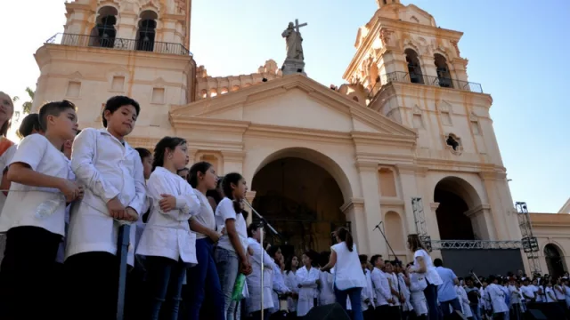 1.500 chicos de las escuelas municipales le cantaron a la ciudad en la plaza San Martín