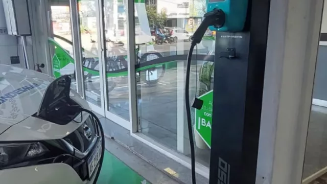 ¡Enchufados a 220! Familia Parra instaló otra planta fotovoltaica (ya son dos) y colocó la primera estación de carga para vehículos eléctricos