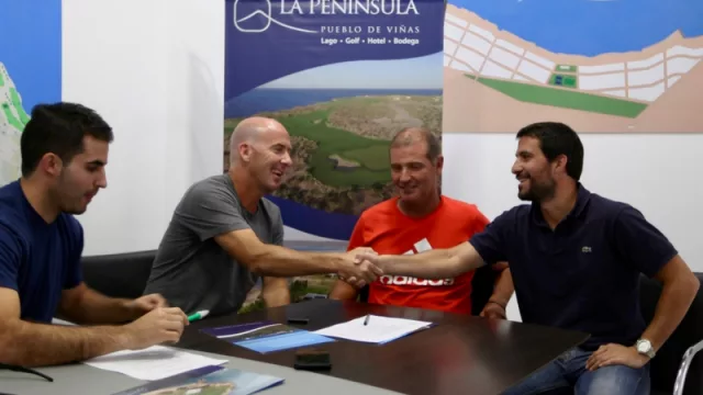 Hood firmó un convenio con “La Península” construir la primera cancha de tenis