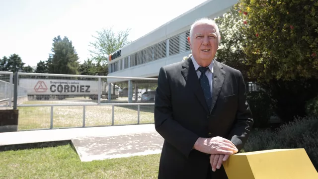 Una vida dedicada al supermercadismo. Ricardo Brasca (69), frente al centro de distribución de Av. Monseñor Pablo Cabrera.