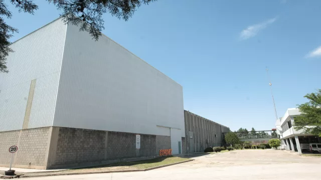 El centro de distribución de av. Monseñor Pablo Cabrera tiene 18.000 metros cuadrados.