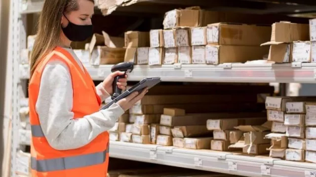 Mujeres en logística: solo el 5% de las posiciones en esta industria fueron ocupadas por ellas (es uno de los sectores más pujantes por la pandemia)