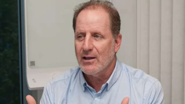 En un año típico desarrollan aproximadamente 150 proyectos.